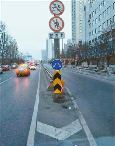 南二环太白立交东侧上桥口增设道路线形变化提示标志 (西安交警供图) 南二环太白立交东侧上桥口增设道路线形变化提示标志 (西安交警供图)